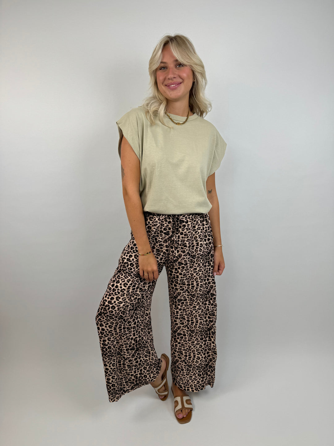 Lockere Hose aus Viskose mit Leoprint Mary