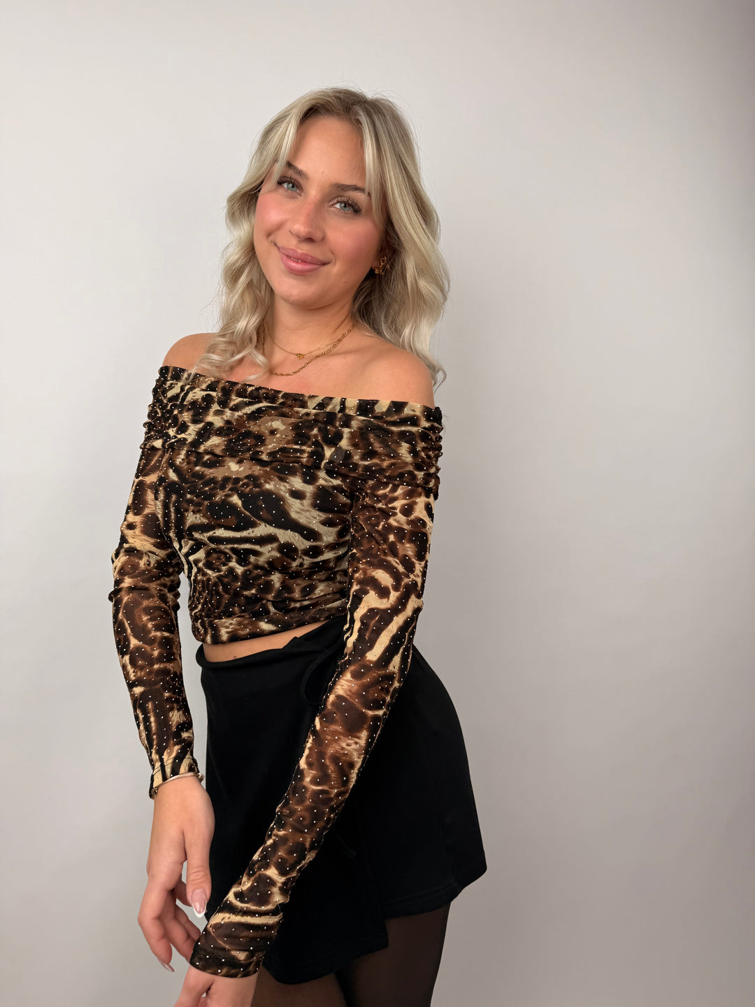 Offshoulder Shirt mit Leoprint Kesha