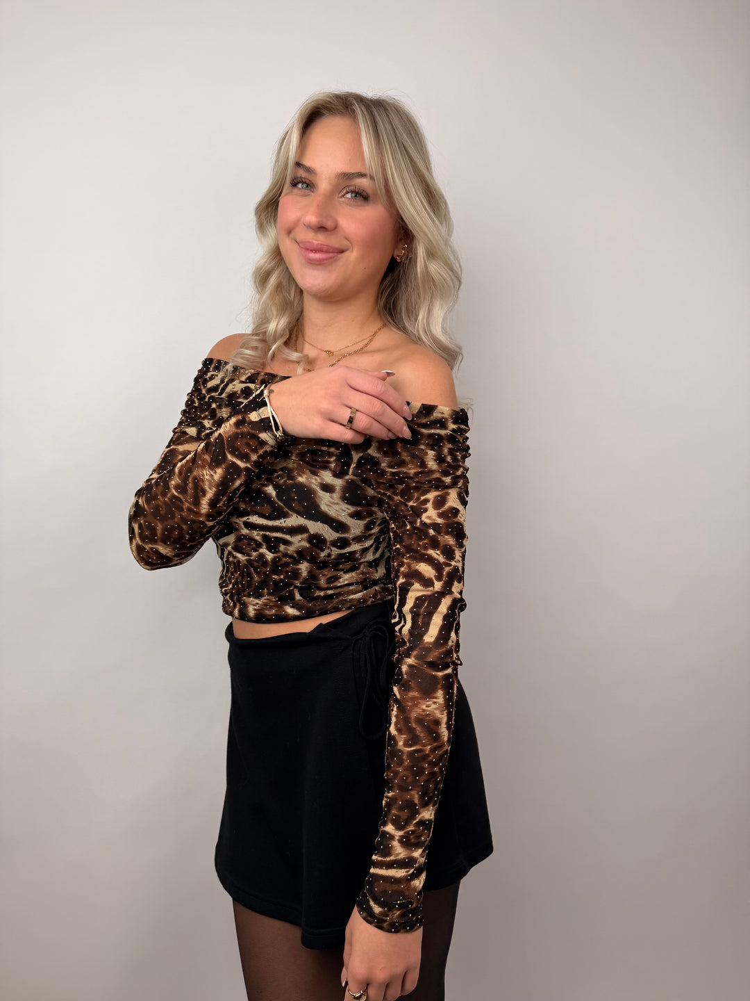 Offshoulder Shirt mit Leoprint Kesha