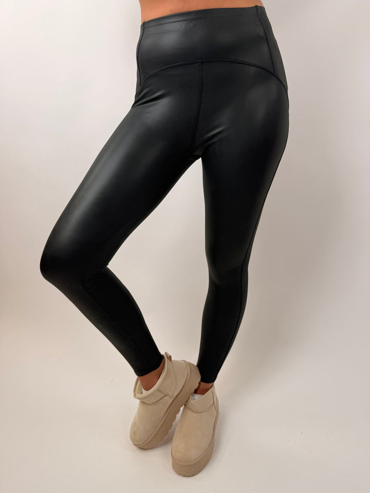 Lederleggings mit Nähten