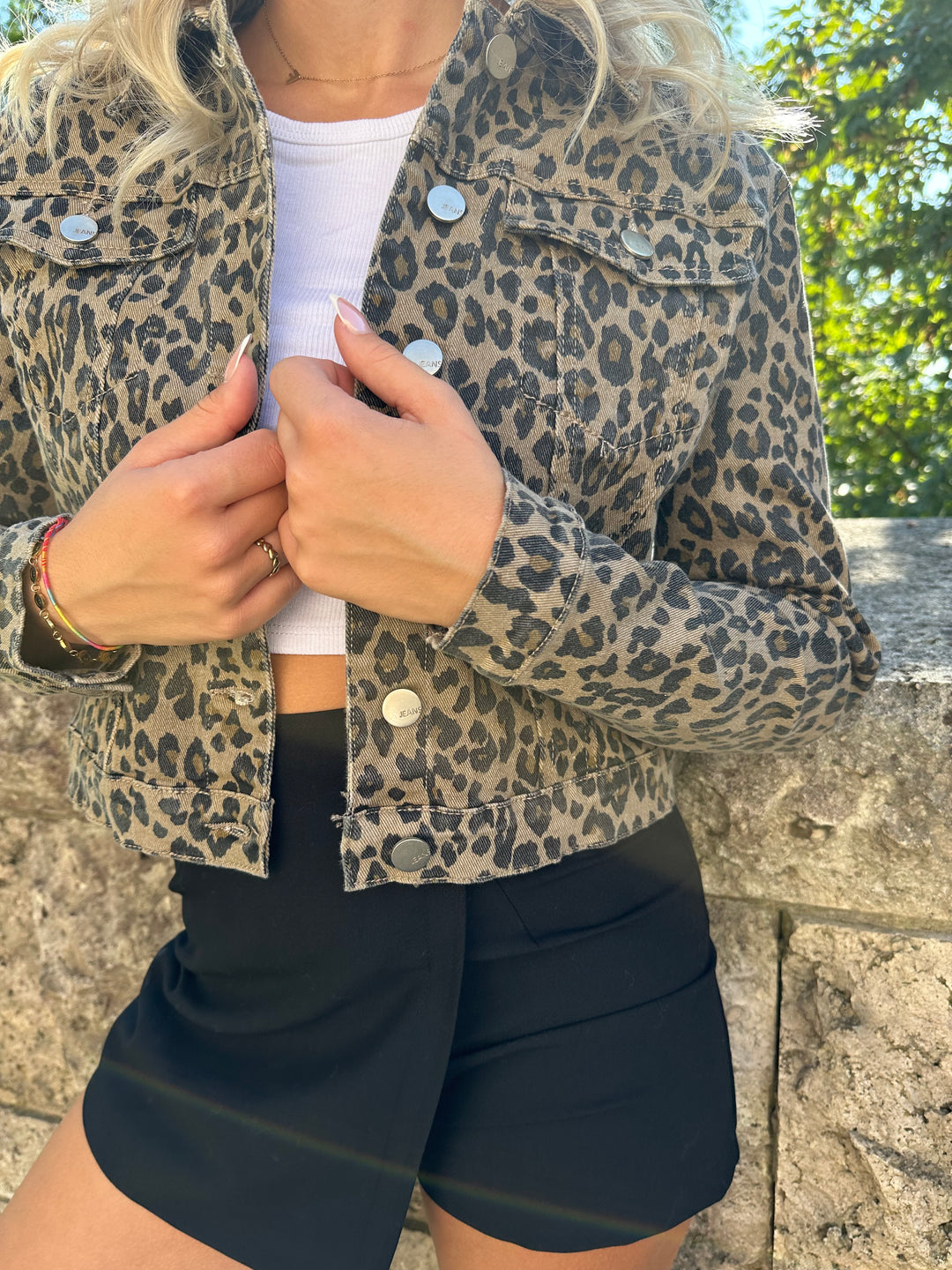 Cropped Jeansjacke mit Leoprint