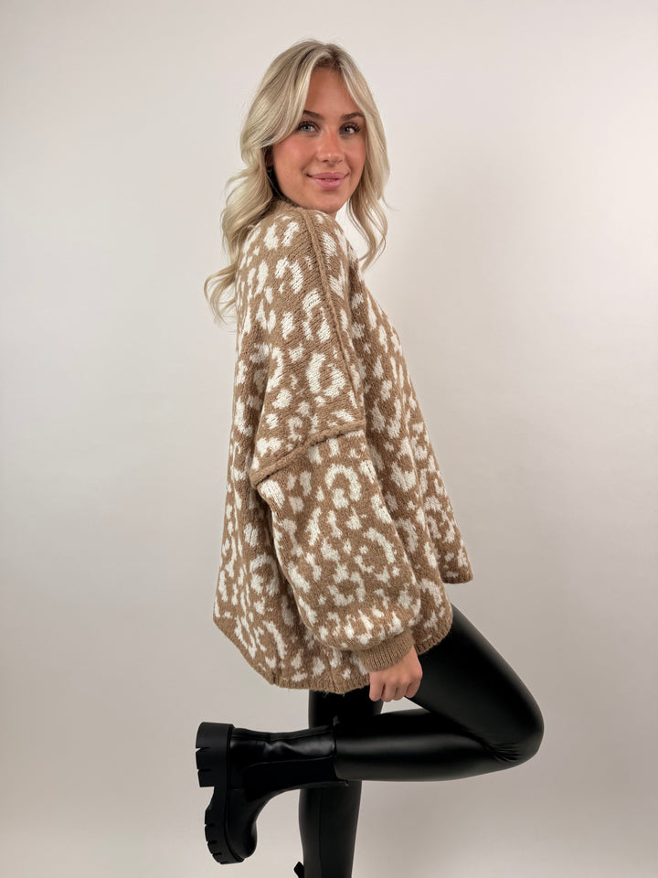 Oversize Pullover mit kleinem Stehkragen und Leoprint