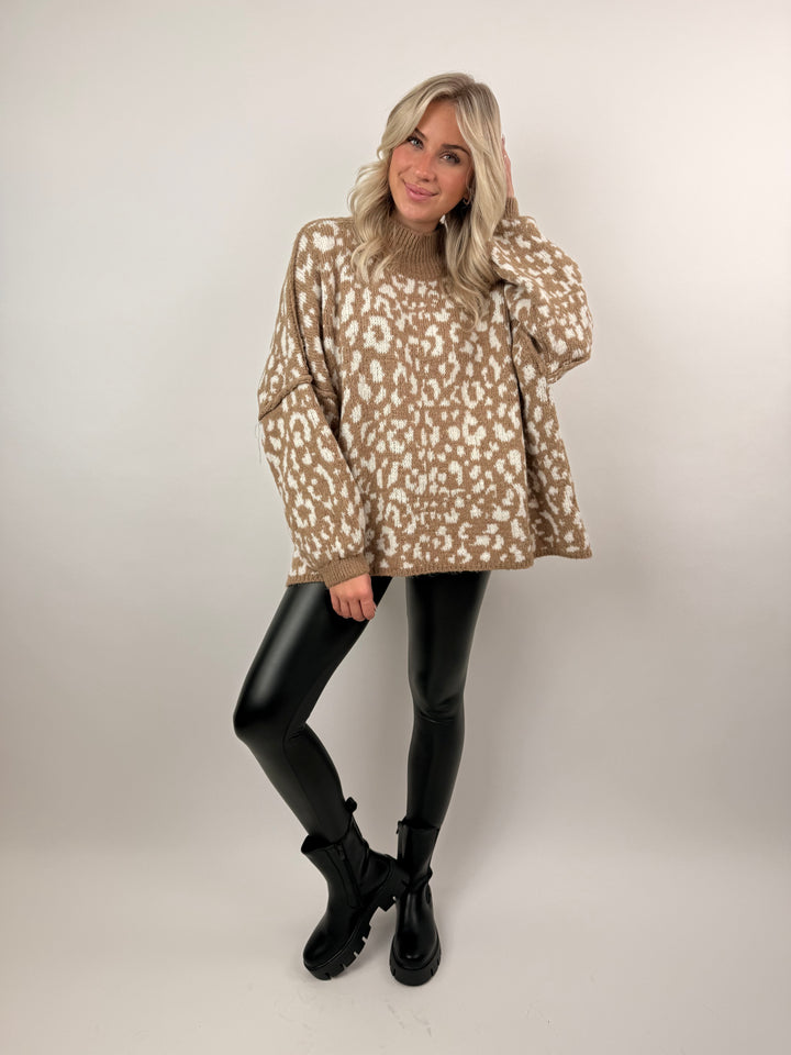 Oversize Pullover mit kleinem Stehkragen und Leoprint