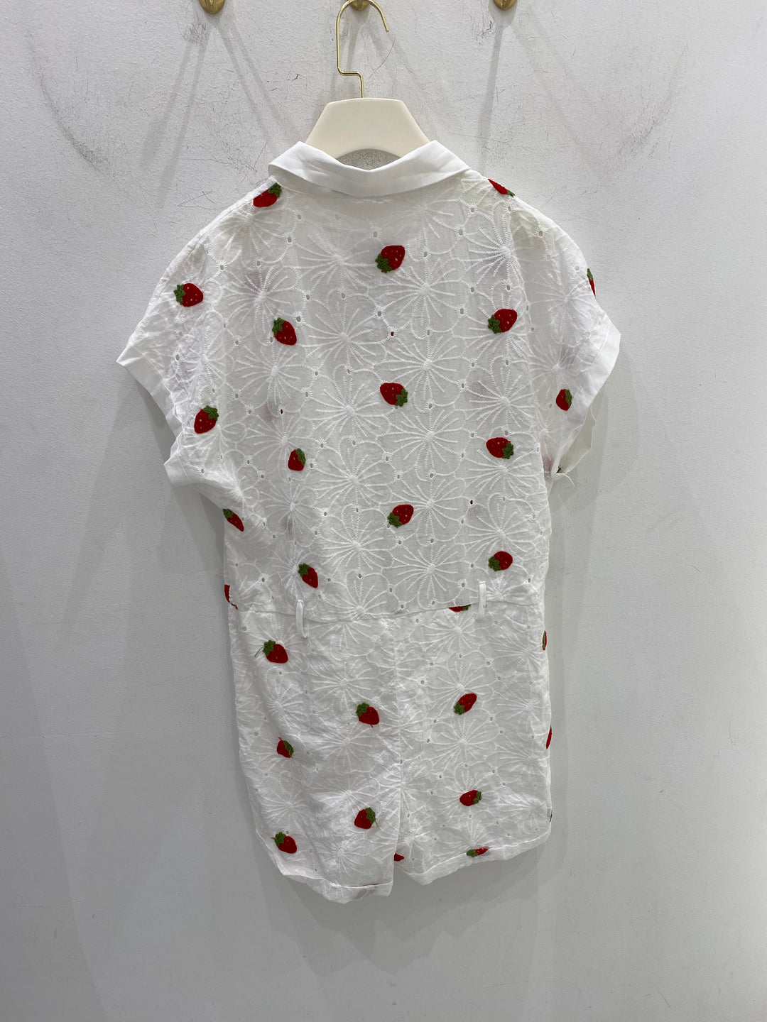 JUMPSUIT MIT STICKEREIEN SWEET STRAWBERRYS IN WEISS GR. M/L (B-WARE)