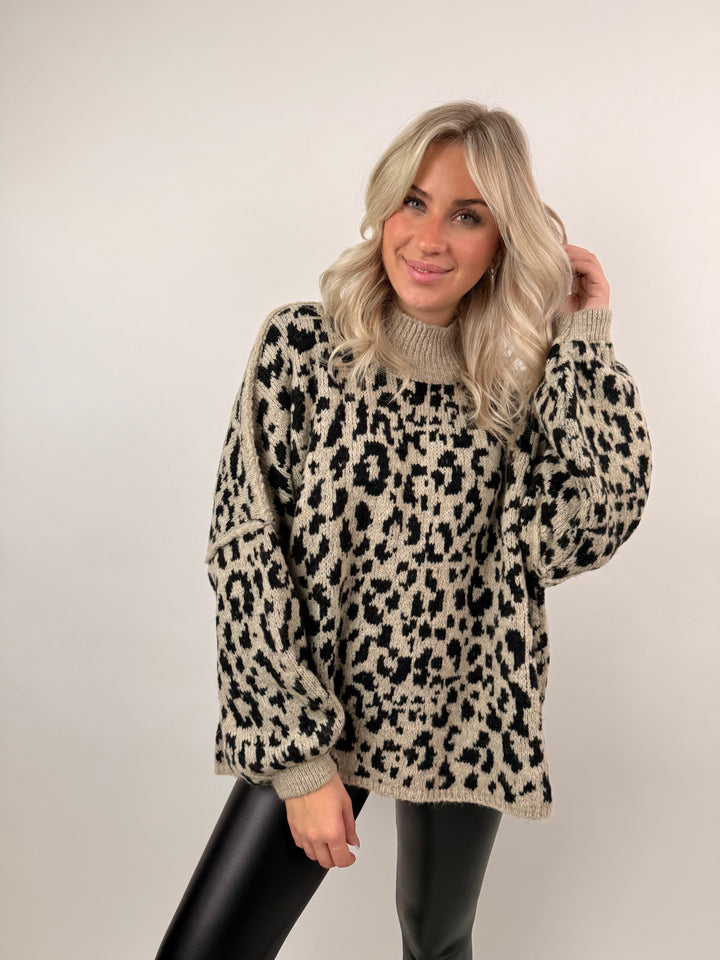 Oversize Pullover mit kleinem Stehkragen und Leoprint