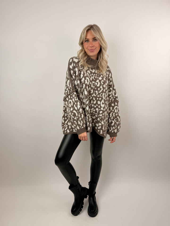 Oversize Pullover mit kleinem Stehkragen und Leoprint