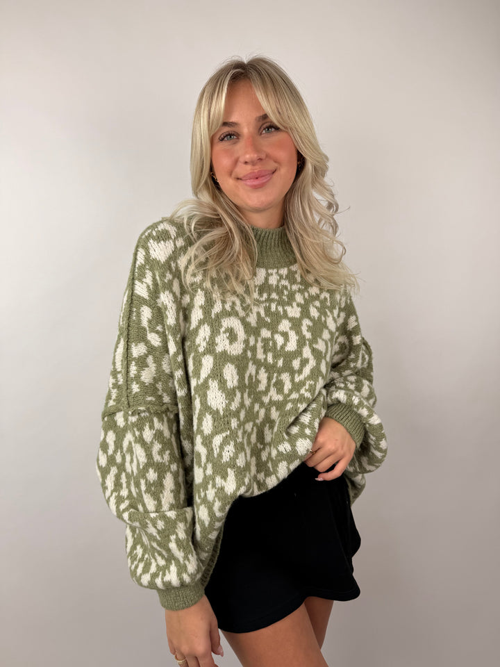 Oversize Pullover mit kleinem Stehkragen und Leoprint