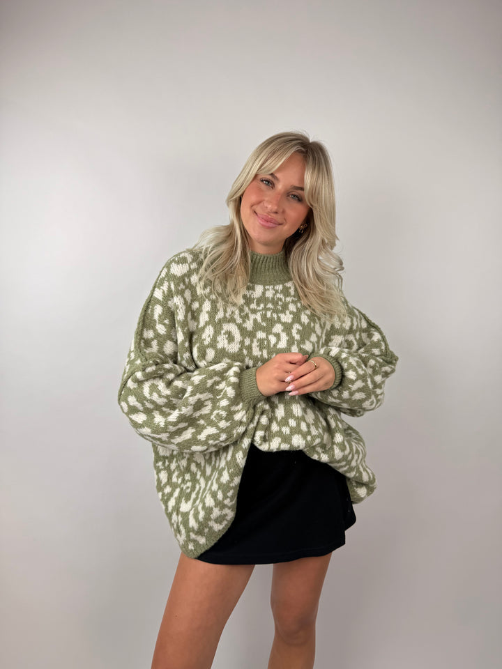 Oversize Pullover mit kleinem Stehkragen und Leoprint