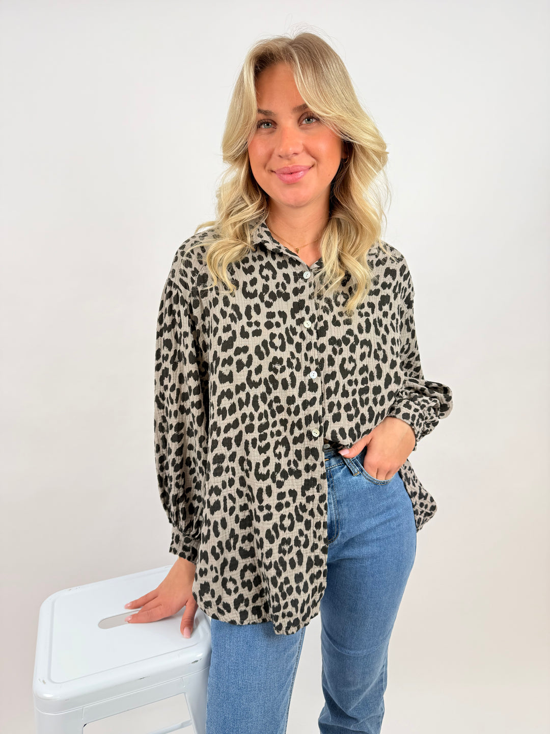 Kurzes Blusenhemd aus Musselin mit Leoprint Leolove