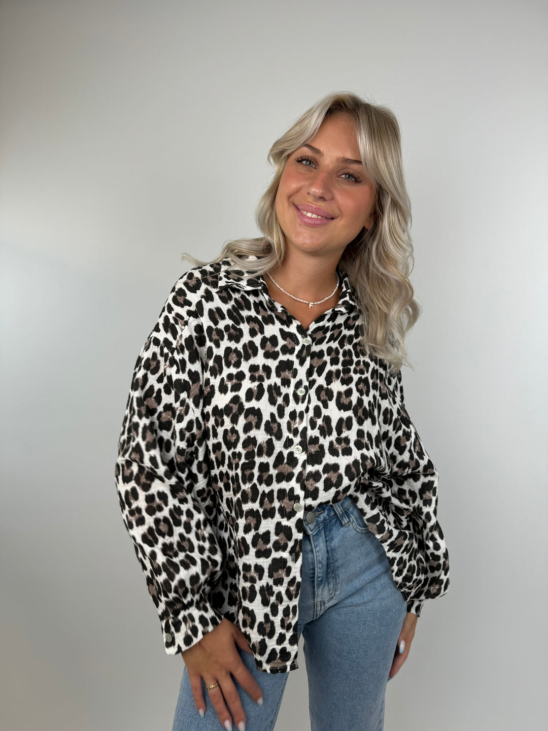 Kurzes Blusenhemd aus Musselin mit Leoprint Leolove