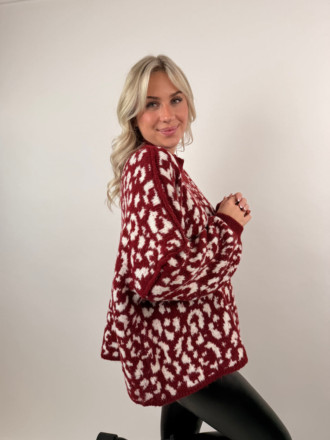 Oversize Pullover mit kleinem Stehkragen und Leoprint