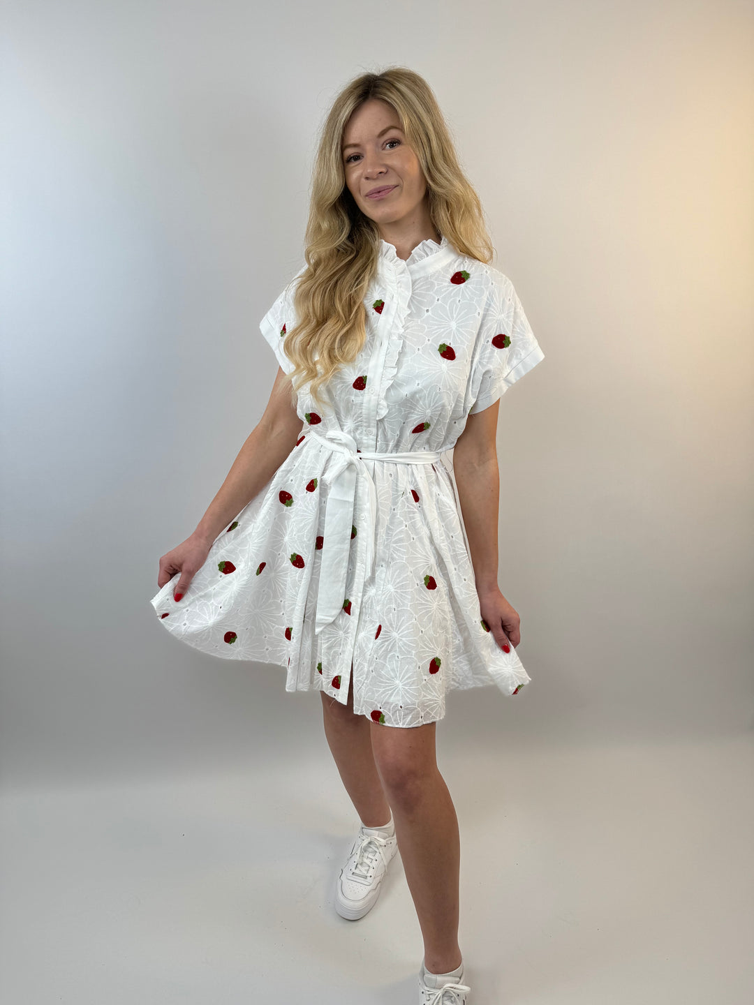 Kleid mit Stickereien Sweet Strawberrys