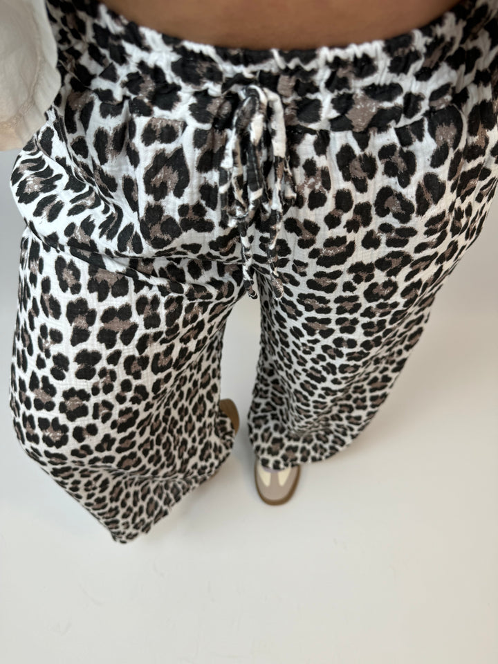 Lange Musselinhose mit Leoprint Leolove