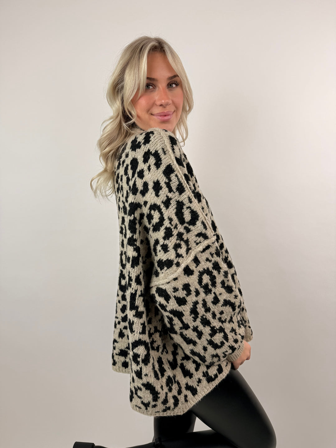 Oversize Pullover mit kleinem Stehkragen und Leoprint