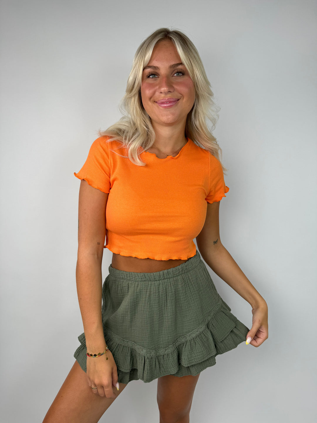 Basic Cropped T-Shirt mit Muschelsaum