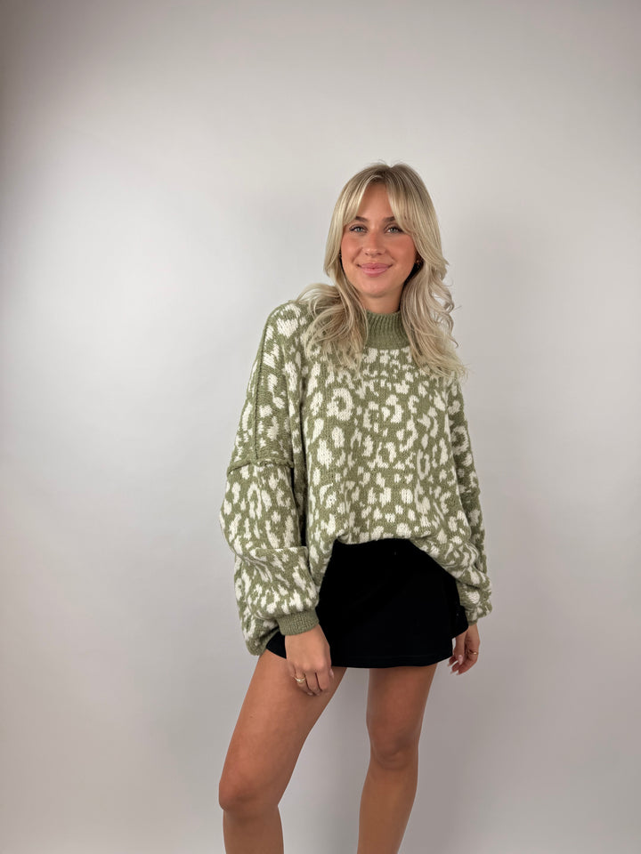 Oversize Pullover mit kleinem Stehkragen und Leoprint