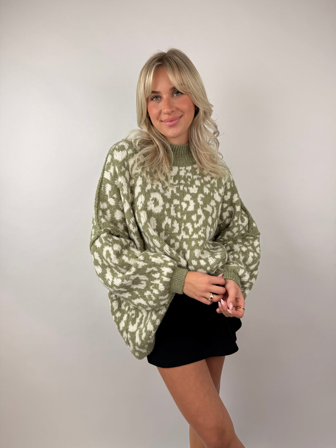 Oversize Pullover mit kleinem Stehkragen und Leoprint