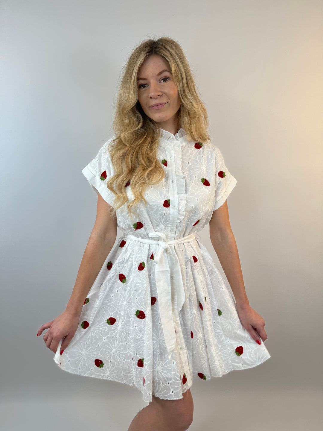 Kleid mit Stickereien Sweet Strawberrys