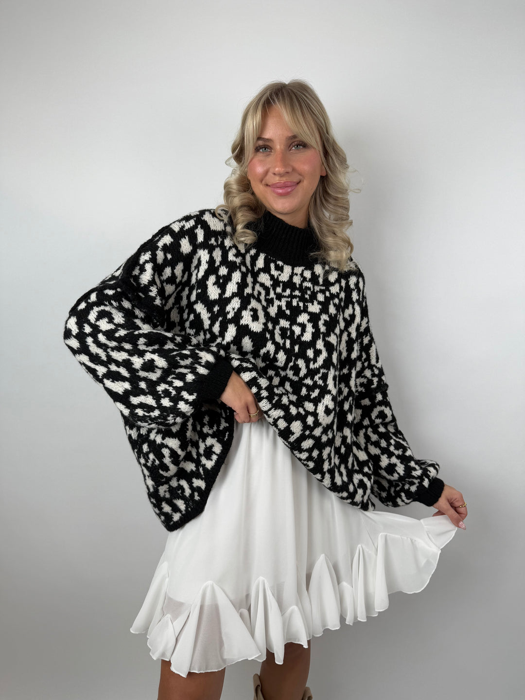 Oversize Pullover mit kleinem Stehkragen und Leoprint