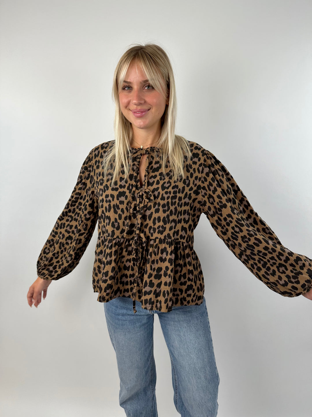 Bluse zum Binden mit Leoprint (lange Ärmel)