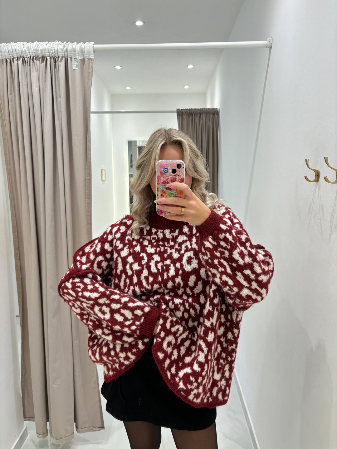 Oversize Pullover mit kleinem Stehkragen und Leoprint