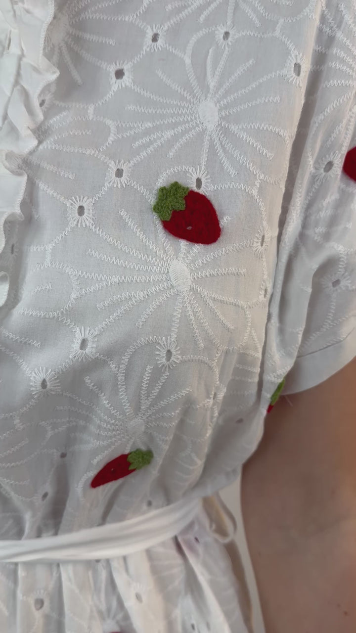 Kleid mit Stickereien Sweet Strawberrys