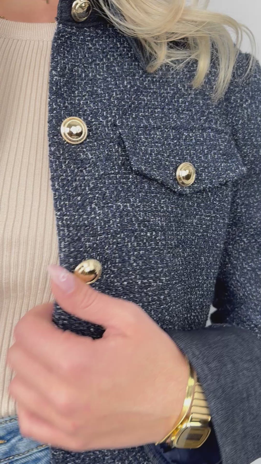 Cropped Blazer mit goldenen Manschettenknöpfen Elegance